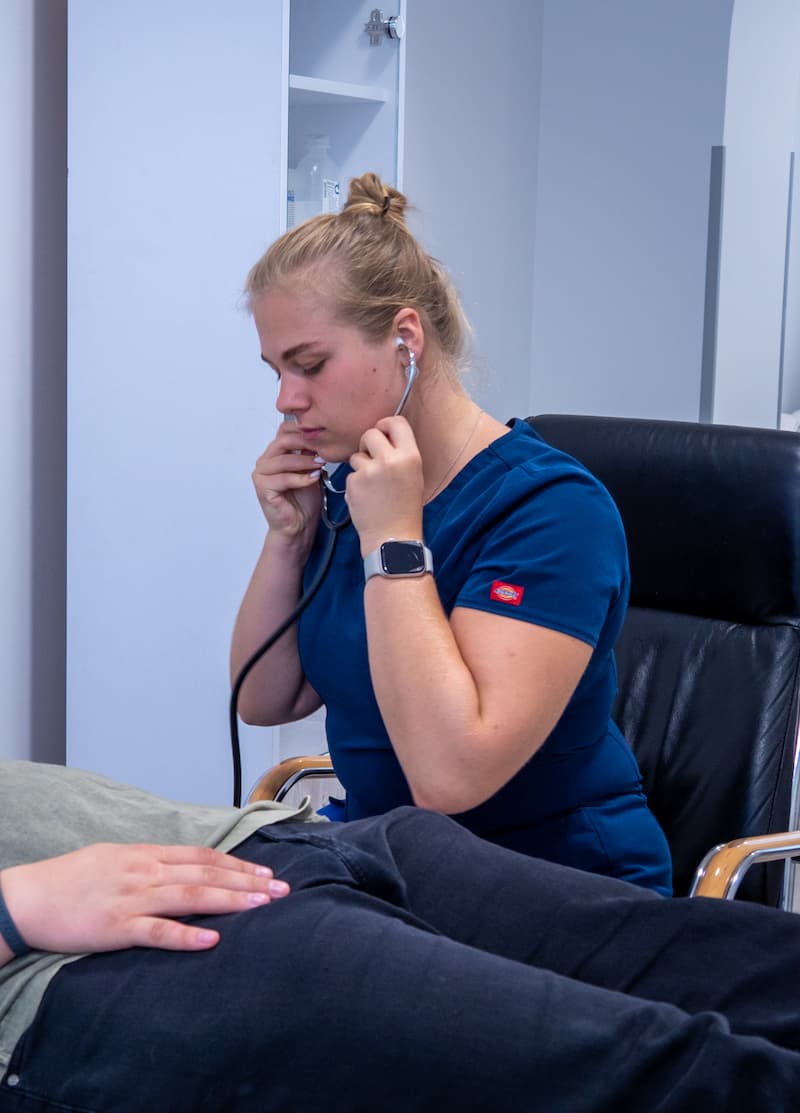 Врач-нарколог выводит из запоя на дому