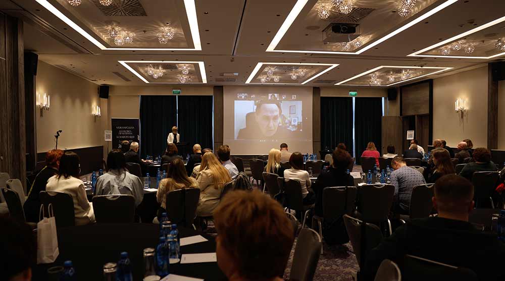 conference-speatcher зал конференції